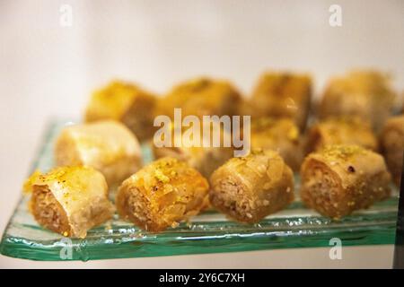 Nahaufnahme eines köstlichen traditionellen türkischen Desserts Baklava mit Pistazien Stockfoto