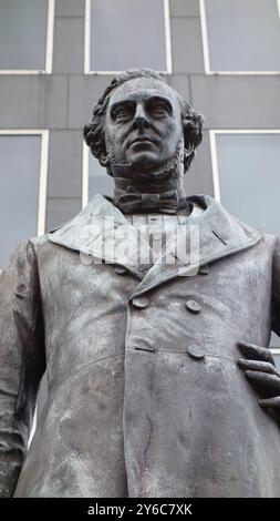 Eine Bronzestatue von Robert Stephenson von Carlo Marochetti steht normalerweise auf einem roten Granitsockel auf dem Vorplatz des Londoner Bahnhofs Euston. Stockfoto