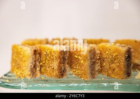 Nahost-Süßigkeiten Kunefe, Kunafa, Kadayif mit Pistazien. Türkisches, arabisches traditionelles Dessert. Stockfoto