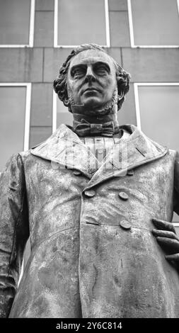 Eine Bronzestatue von Robert Stephenson von Carlo Marochetti steht normalerweise auf einem roten Granitsockel auf dem Vorplatz des Londoner Bahnhofs Euston. Stockfoto