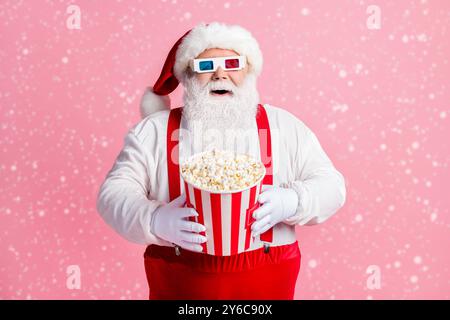 Porträt seiner er schön attraktiv fröhlich fröhlich froh bärtig Fat Santa 3D 3d 4d 5d Film essen Mais mit Spaß genießen Zeitvertreib isoliert rosa Stockfoto