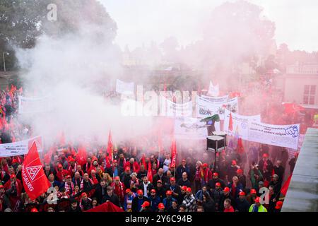 Hannover, Deutschland. September 2024. Volkswagen-Mitarbeiter demonstrieren vor Schloss Herrenhausen vor Beginn der Tarifverhandlungen zwischen Volkswagen und IG Metall. Quelle: Julian Stratenschulte/dpa/Alamy Live News Stockfoto