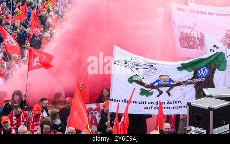 Hannover, Deutschland. September 2024. Volkswagen-Mitarbeiter demonstrieren vor Schloss Herrenhausen vor Beginn der Tarifverhandlungen zwischen Volkswagen und IG Metall. Quelle: Julian Stratenschulte/dpa/Alamy Live News Stockfoto