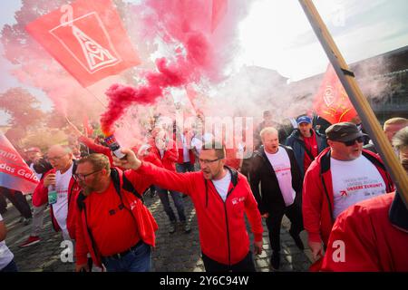 Hannover, Deutschland. September 2024. Volkswagen-Mitarbeiter demonstrieren vor Schloss Herrenhausen vor Beginn der Tarifverhandlungen zwischen Volkswagen und IG Metall. Quelle: Julian Stratenschulte/dpa/Alamy Live News Stockfoto