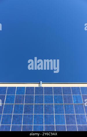 Viele Solarpaneele Textur mit vertikalem Copyspace-Schuss. Gebäude mit vielen Sonnenkollektoren. Erneuerbare Solarenergie. Alternative Stromerzeugung effizient Stockfoto