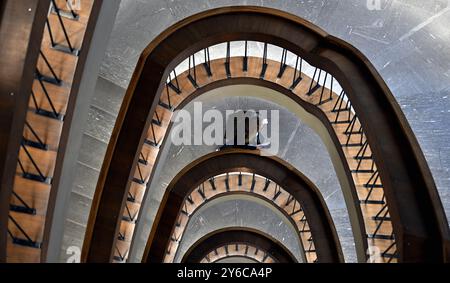 Charleroi, Belgien. September 2024. Bild der Treppe im Charleroi Law Court, Mittwoch, 25. September 2024. BELGA PHOTO ERIC LALMAND Credit: Belga News Agency/Alamy Live News Stockfoto