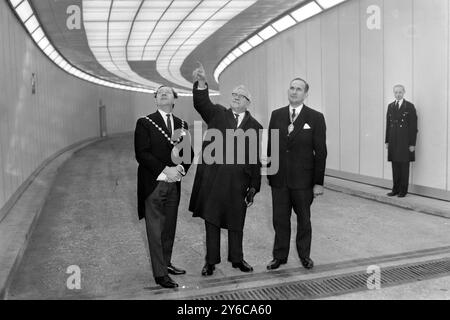 LESLIE FARMILOE COUNCILLOR UND LORD MORRISON ERÖFFNEN 1 MILLION UNTERFÜHRUNGEN IN LONDON / ; 21. JANUAR 1964 Stockfoto