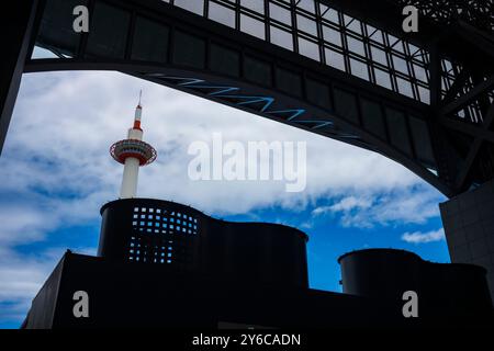 Kyoto, Japan - 21. Juni 2024: Die berühmte Touristenattraktion, der Nidec Kyoto Tower und die umliegende Stadt Kyoto leuchten im Sommer im Sonnenlicht Stockfoto