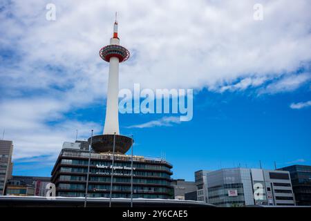 Kyoto, Japan - 21. Juni 2024: Die berühmte Touristenattraktion, der Nidec Kyoto Tower und die umliegende Stadt Kyoto leuchten im Sommer im Sonnenlicht Stockfoto