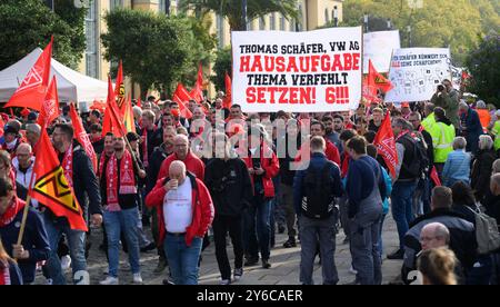 Hannover, Deutschland. September 2024. Volkswagen Mitarbeiter demonstrieren vor Schloss Herrenhausen mit einem Banner mit der Aufschrift „Thomas Schäfer, VW AG Hausaufgabe Thema verfehlt Setzen! 6!“. Quelle: Julian Stratenschulte/dpa/Alamy Live News Stockfoto