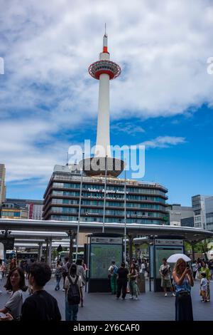 Kyoto, Japan - 21. Juni 2024: Die berühmte Touristenattraktion, der Nidec Kyoto Tower und die umliegende Stadt Kyoto leuchten im Sommer im Sonnenlicht Stockfoto