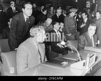 PRÄSIDENT DER VEREINIGTEN ARABISCHEN REPUBLIK GAMAL ABDUL NASSER MIT DEM SYRISCHEN PREMIER AMIN EL HAFIZ AUF DER PAN ARAB KONFERENZ IN KAIRO / ; 18. JANUAR 1964 Stockfoto