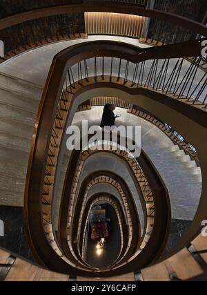 Charleroi, Belgien. September 2024. Bild der Treppe im Charleroi Law Court, Mittwoch, 25. September 2024. BELGA PHOTO ERIC LALMAND Credit: Belga News Agency/Alamy Live News Stockfoto