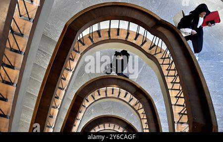 Charleroi, Belgien. September 2024. Bild der Treppe im Charleroi Law Court, Mittwoch, 25. September 2024. BELGA PHOTO ERIC LALMAND Credit: Belga News Agency/Alamy Live News Stockfoto