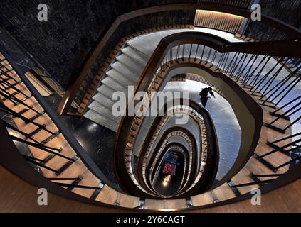 Charleroi, Belgien. September 2024. Bild der Treppe im Charleroi Law Court, Mittwoch, 25. September 2024. BELGA PHOTO ERIC LALMAND Credit: Belga News Agency/Alamy Live News Stockfoto