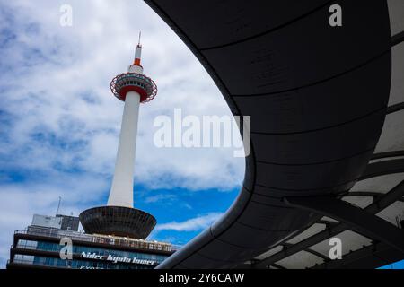 Kyoto, Japan - 21. Juni 2024: Die berühmte Touristenattraktion, der Nidec Kyoto Tower und die umliegende Stadt Kyoto leuchten im Sommer im Sonnenlicht Stockfoto