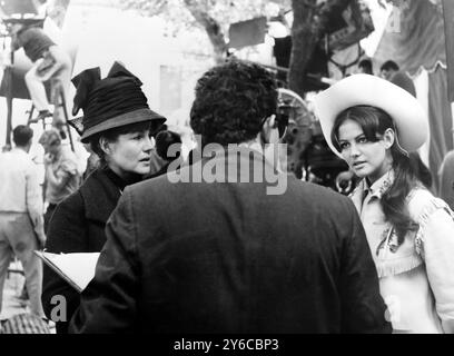 13. JANUAR 1964 RITA HAYWORTH MIT CLAUDIA CARDINALE AM SET DES FILMS „CIRCUS WORLD“ IN MADRID, SPANIEN. Stockfoto