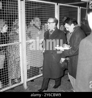 FERIDUN CEMAL ERKIN TÜRKISCHER AUSSENMINISTER IN LONDON MIT TÜRKISCHEN ZYPRIOTEN AM FLUGHAFEN LONDON / ; 11. JANUAR 1964 Stockfoto