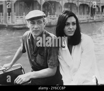 8. JANUAR 1964 PETER O’TOOLE UND DALIAH LAVI IN EINEM BOOT IM HAFEN VON HONGKONG. BEIDE SPIELEN DIE HAUPTROLLE IN DEM FILM LORD JIM. Stockfoto