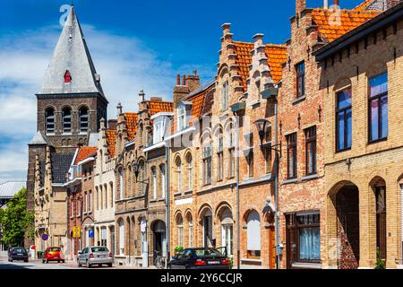 Ypern, Belgien - 7. Juli 2010 : Gebäude entlang der Rijselstraat. Die Straße führt durch die Stadt Ypern in Richtung Kirche Sint-Pieterskerk, Ieper, Belgien Stockfoto