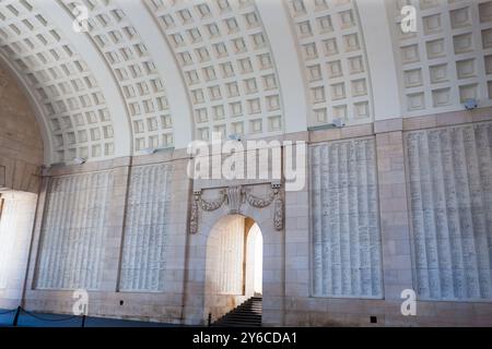 Ypern, Belgien - 8. Juli 2010 : im Menin-Tor (Menenpoort). Die Namen der britischen und Commonwealth-Soldaten, die im Ypern-Sektor getötet wurden Stockfoto