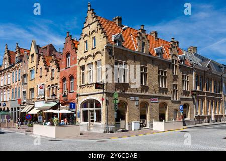 Ypern, Belgien - 8. Juli 2010 : Abendessen an der Straßenecke. Speisen, Getränke und Erfrischungen gegenüber dem Menin Gate in der Stadt Ieper. Stockfoto