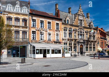 Ypern, Belgien - 8. Juli 2010 : Unternehmen und Dienstleistungen auf dem Marktplatz in der Stadt Ieper. Stockfoto