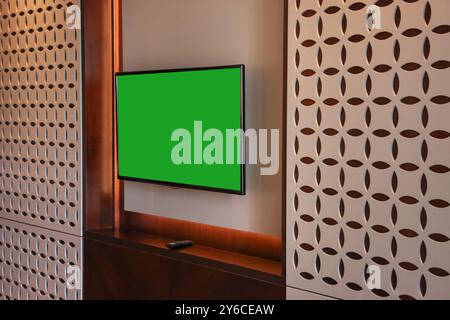 Fernseher an der Wand im Zimmer Stockfoto
