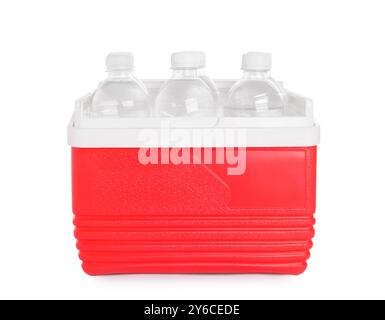 Viele Flaschen Wasser in Kühlbox isoliert auf weiß. Kühlschrank für unterwegs Stockfoto