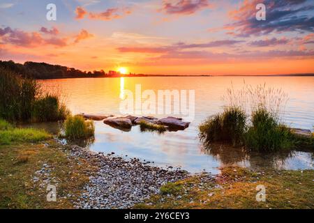 Blick von Arbon über den Bodensee bei einem farbenfrohen Sonnenuntergang. Kanton Thurgau, Schweiz Stockfoto