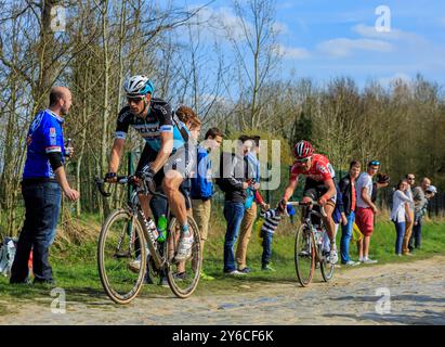 Carrefour de l'Arbre, Frankreich - 12. April 2015: Die belgischen Radfahrer Nikolas Maes vom Team Etixx-Quick Step und Tiesj Benoot vom Lotto Soudal Team, Ridin Stockfoto