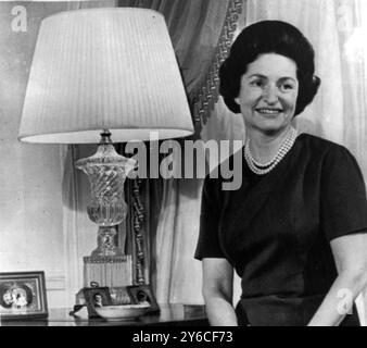 EHEFRAU DES US-AMERIKANISCHEN PRÄSIDENTEN LYNDON B JOHNSON – CLAUDIA LADY BIRD POSIERT IN WASHINGTON / ; 22. DEZEMBER 1963 Stockfoto