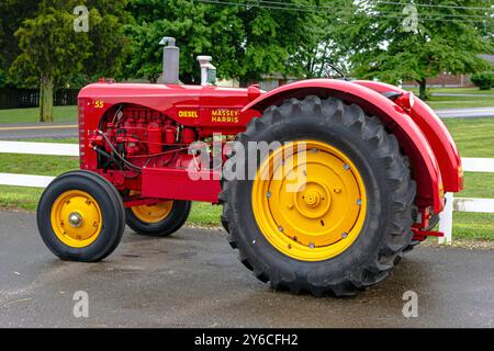 Glendale, Kentucky, USA-22. Juni 2017: Antike kirschrote Massey-Harris 55-Traktoren sitzen draußen. Stockfoto