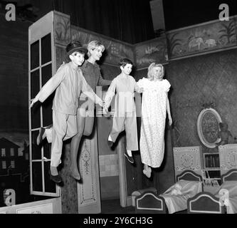 PETER HARVEY, JULIA LOCKWOOD, PAUL MARTIN UND APRIL WILDING IN PETER PAN PRODUCTION IN LONDON / ; 9. DEZEMBER 1963 Stockfoto