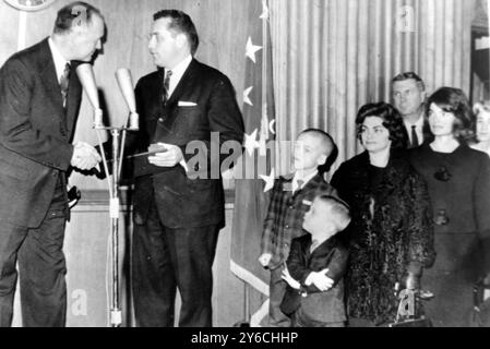 JACQUELINE JACKIE KENNEDY MIT CLINTON HILL C J, DIE DEN TAPFERKEITSPREIS IN WASHINGTON ERHÄLT / ; 4. DEZEMBER 1963 Stockfoto