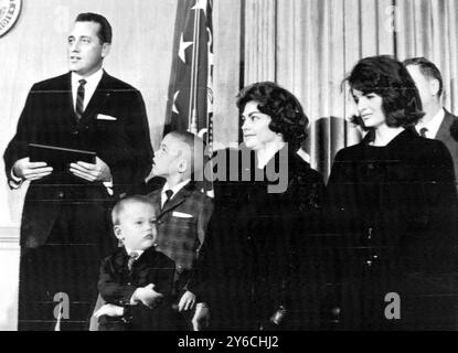 JACQUELINE JACKIE KENNEDY MIT CLINTON HILL C J, DIE DEN TAPFERKEITSPREIS IN WASHINGTON ERHÄLT / ; 3. DEZEMBER 1963 Stockfoto