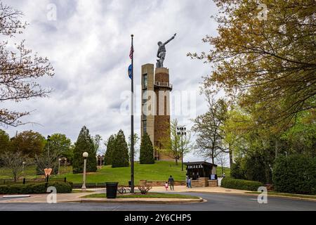 Birmingham, Alabama, USA-25. März 2024: Blick auf die Landschaft des Eingangs zum Vulcan Park und Museum vom Parkplatz mit der Vulcan Statue. Stockfoto