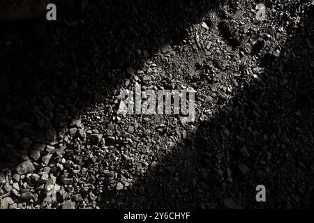 Kohlestücke in einem kohlebefeuerten Dampfgenerator im Museum Goedang Ransoem, einem Kohlebergbaumuseum in Sawahlunto, West Sumatra, Indonesien. Stockfoto