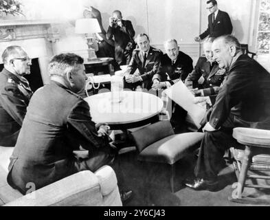 US-AMERIKANISCHER PRÄSIDENT LYNDON B JOHNSON TRIFFT SICH MIT DEN GEMEINSAMEN STABSCHEFS IN WASHINGTON / ; 30. NOVEMBER 1963 Stockfoto