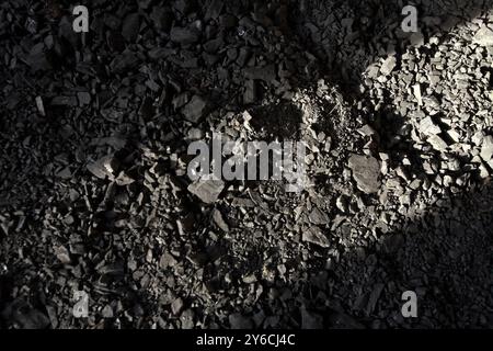 Kohlestücke in einem kohlebefeuerten Dampfgenerator im Museum Goedang Ransoem, einem Kohlebergbaumuseum in Sawahlunto, West Sumatra, Indonesien. Stockfoto