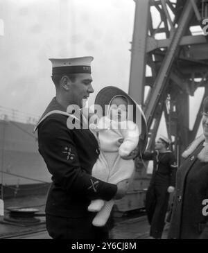 VATER DONALD HARRISON MIT SOHN STEPHEN AUF DER HMS LION IN PORTSMOUTH/ ; 29. NOVEMBER 1963 Stockfoto