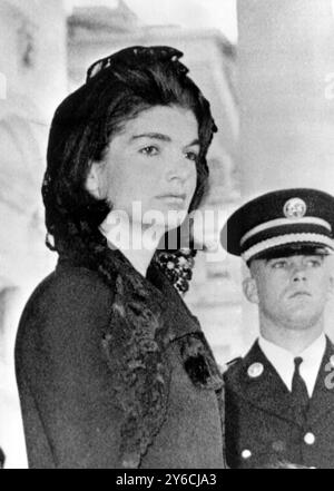 BEERDIGUNG DES US-AMERIKANISCHEN PRÄSIDENTEN JOHN F KENNEDY JFK IN WASHINGTON - EHEFRAU JACQUELINE JACKIE VERLÄSST DAS WEISSE HAUS / ; 27. NOVEMBER 1963 Stockfoto