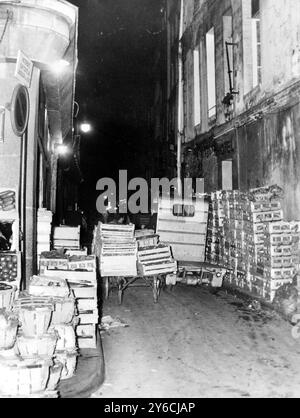 VERROTTETES ESSEN AUF DEM FRANZÖSISCHEN MARKT IN PARIS; 27. NOVEMBER 1963 Stockfoto