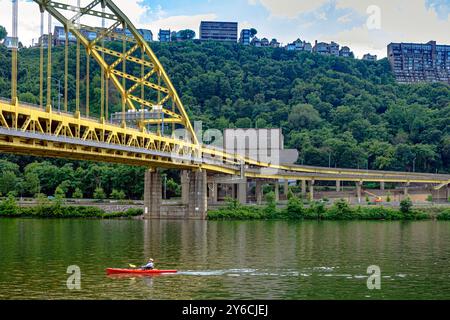 Pittsburgh, Pennsylvania, USA – 30. Juli 2016: Fort Pitt Bridge über den Monongahela River mit Mt. Washington und der Fort Pitt Tunnel im Hintergrund. Stockfoto