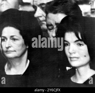 BEERDIGUNG DES US-AMERIKANISCHEN PRÄSIDENTEN JOHN F. KENNEDY JFK - FRAU JACKIE MIT CLAUDIA JOHNSON NEBEN DEM SARG / ; 25. NOVEMBER 1963 Stockfoto