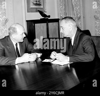 US-AMERIKANISCHER PRÄSIDENT LYNDON B JOHNSON MIT US-AUSSENMINISTER DEAN RUSK IN WASHINGTON - ERSTE WIRTSCHAFTSKONFERENZ / ; 25. NOVEMBER 1963 Stockfoto