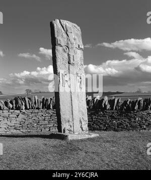 Aberlemno III., einer der Aberlemno Skulptursteine in Angus, Schottland. Es handelt sich um eine kleine Sammlung piktischer Symbolsteine aus dem 7. Oder 8. Jahrhundert n. Chr. Das Gesicht von Aberlemno III. Zeigt ein keltisches Kreuz mit Trauerengeln, mit einer Jagdszene und anderen Schnitzereien auf der Rückseite Stockfoto