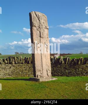 Aberlemno III., einer der Aberlemno Skulptursteine in Angus, Schottland. Es handelt sich um eine kleine Sammlung piktischer Symbolsteine aus dem 7. Oder 8. Jahrhundert n. Chr. Das Gesicht von Aberlemno III. Zeigt ein keltisches Kreuz mit Trauerengeln, mit einer Jagdszene und anderen Schnitzereien auf der Rückseite Stockfoto