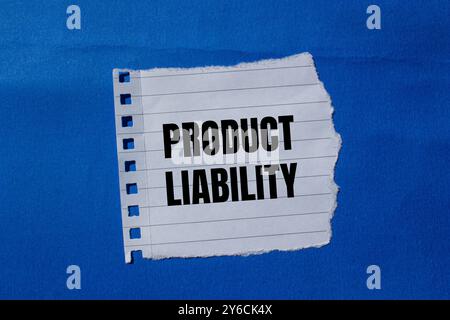 Produkthaftungsnachricht auf gerissenem Papierstück mit blauem Hintergrund. Symbol für konzeptionelle Produkthaftung. Kopierbereich. Stockfoto