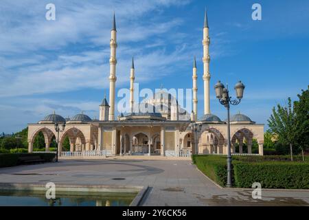 GROSNY, RUSSLAND - 14. JUNI 2023: Am Eingang zur Moschee im Herzen von Tschetschenien an einem sonnigen Junitag Stockfoto